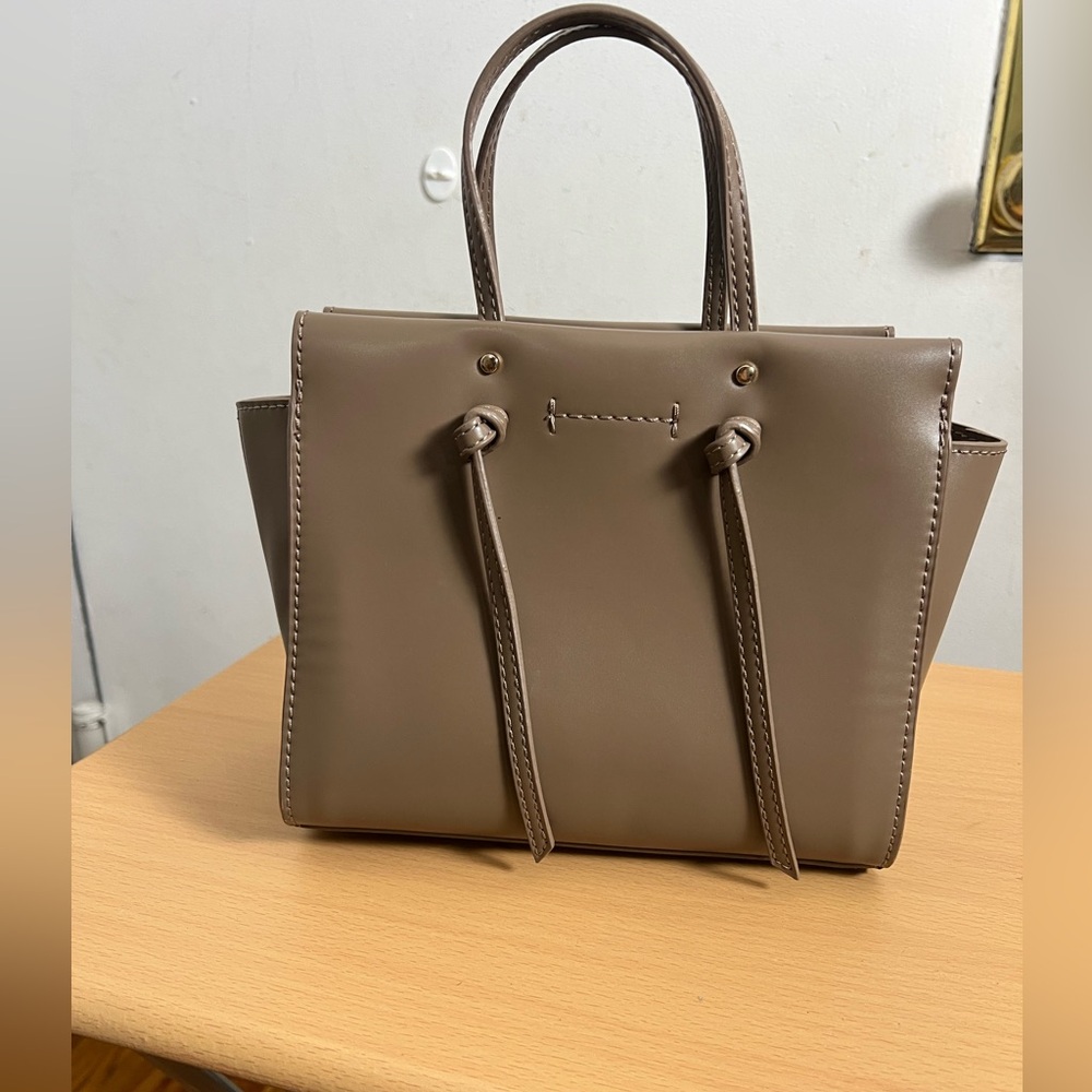 Elegant crossbody Handbag in taupe